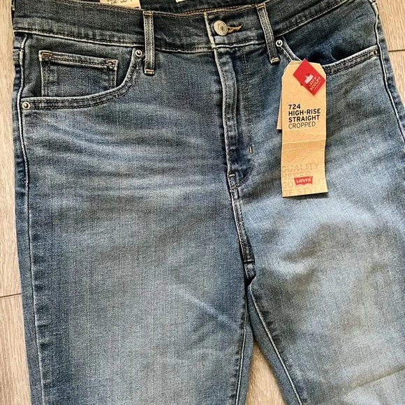 ✨NWT✨ Levi's Women's 724 High Rise Straight Crop Jeans - Picture 3 of 13